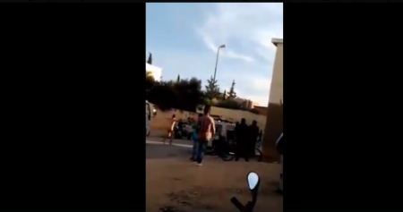 (+فيديو)بائع متجول يتعرى بالكامل احتجاجا على “الحكرة” صارخا بأعلى صوته “عاش الملك"
