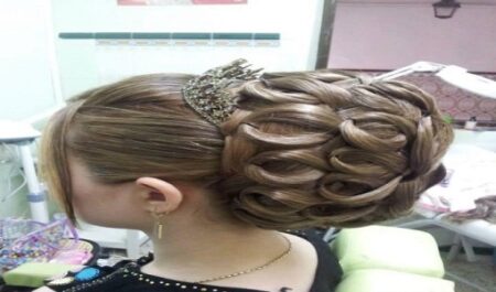 هذه هي قصة حلاقة صورت نفسها في أوضاع جنسية خليعة بغرفة النوم وألقت باللوم على زوجها