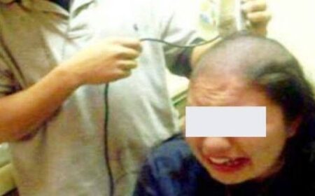 اعترافات خطيرة للطلبة المعتقلين:نادلة مقصف الكلية كانت تسهل للطالبات ممارسة الدعارة ولهذا قمنا بمحاكمتها وحلق حاجبيها وشعرها