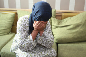 صادم: ذئب بشري اغتصب متزوجة أمام أنظار زوجها المعاق تحت التهديد بالقتل