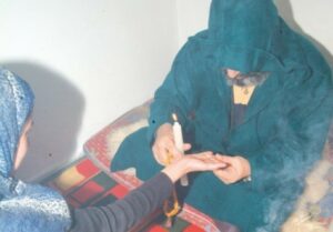 مشعوذ يكتب طلاسيم في جهازه التناسلي لاستغلال الفتيات الراغبات في الزواج