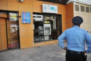 ملثم يقوم بسطو مسلح على وكالة تحويل الأموال وهذه هي التفاصيل
