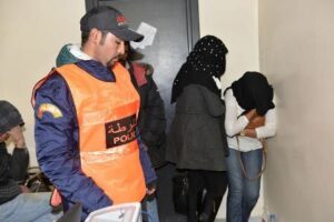 الأمن يفكك عصابة إجرامية خطيرة أغلب أعضائها فتيات ويحجز مدية كبيرة الحجم وهواتف ومبلغ مالي مهم