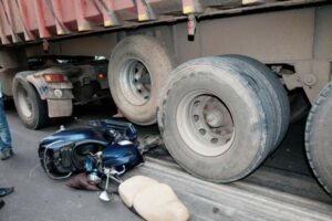 حادثة سير جديدة بطلها سائق شاحنة وضحيتها راكب دراجة نارية 1 CAMION