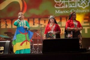 الفنانة الأمازيغية فاطمة تاشتوكت تحرج منظمي مهرجان موازين وتتبرع لهم باجرها الذي قدروه بـ 750 درهم، ونفالي يكذب: 11 FATIMA TACHTOUKT