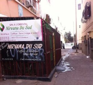 بالصور:شركة تسطو على أكثر من نصف مساحة زنقة بأكادير ومواطنون يطالبون الجهات الوصية بالتدخل والإنصاف