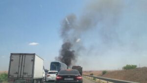 عااجل وبالصور:اندلاع حريق مهول بشاحنة لنقل الوقود يتسبب في تعطل حركة المرور بالطريق السيار