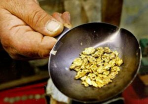 الموت يهدد المئات من سكان الدواوير بسبب مواد كيماوية لاستخراج الذهب