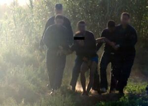 +صورة:”شعيبة” يقع أخيرا في قبضة رجال الدرك وسط الحقول بعد مطاردة هوليودية باشتوكة