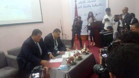 منتدى اكادير الدولي للإعلام يحتفي بتوقيع كتاب "الاتصال الجماهيري والتنوع الإعلامي" للدكتور حسن حمائز