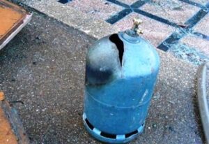 خطير:مواجهات عنيفة تدفع عصـابة لتفجير قنينات غاز في وجه دركيين…