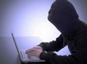 الابتزاز بصور مثيرة يوقع بشخصين في قبضة رجال الشرطة، بعد تحصيل ما يزيد عن 44 مليون من الضحايا