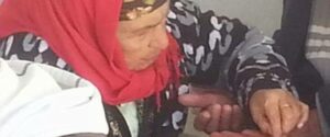 “هنية “…قصة عجوز تُخرج الحصاة من ” الكلى” مجاناً عبر بَلع المريض خيطاً من الحرير