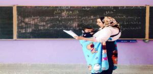 فايسبوكيون يشيدون بأستاذة تدرس التلاميذ وهي تحمل طفلها الرضيع في الفصل