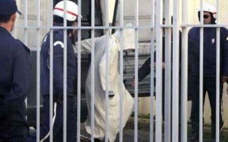 مؤثر:معتقل في عقده السابع يلفظ أنفاسه الأخيرة داخل قاعة المحكمة