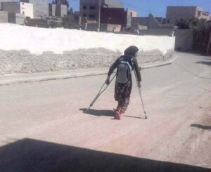 “مجتهدة” من ماسة مهددة بالهدر المدرسي بسبب غياب كرسي كهربائي يساعدها على التنقل