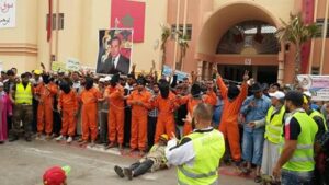 عاجل، تجار يحتجون بلباس “كوانتانامو” والسلاسل أمام سوق الحرية بانزكان