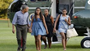 1914011 la famille obama de retour a la maison 950x0 4 550x309