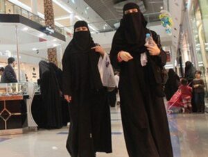 كاتب سعودي يصف الخليجيات ب”أكياس الفحم”،ومطالب شعبية لمحكامته