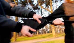 السيبة في انزكان :موظفة بالنيابة العامة تتعرض للسرقة في واضحة النهار