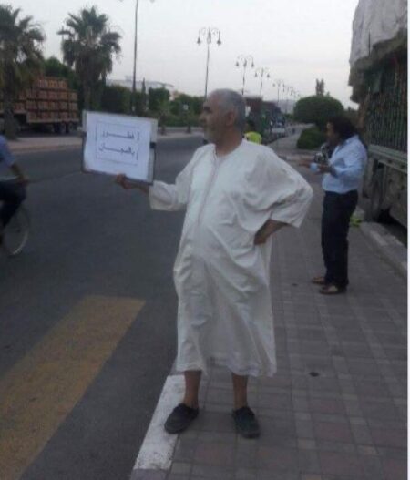 صورة مواطن يُقدِّم "الافطار بالمجان" للمارين وعابري السبيل تلهب الفايسبوك