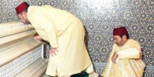لحظة مؤثرة: محمد السادس يزور قبر جده الراحل محمد الخامس ويُقبِّله
