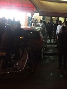 عاااجل وبالصور: سيارة مجنونة تتسبب في حادثة مثيرة ب”بيتزيريا” بأكادير، و من ضحاياها أستاذ معروف