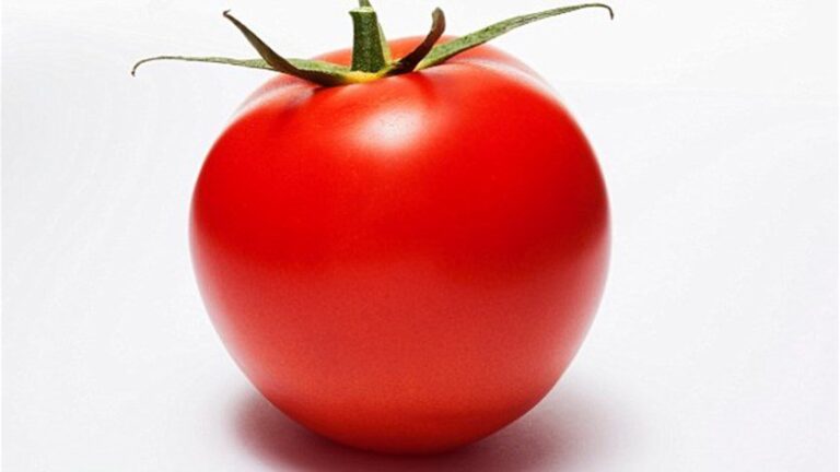 للرجال… الطماطم تُحارب تضخّم البروستات