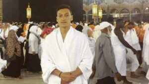 الهجوم على اللاعب “مسعود أوزيل” بسبب العمرة والنشيد الوطني.