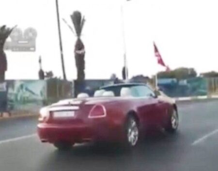 +فيديو:الملك يتجول بقلب العاصمة بسيارة جديدة رائعة بلباس “كاجوول” رفقة عالي الهمة قبيل الإفطار
