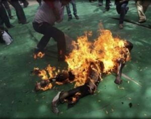 صادم،المرأة التي أضرمت النار في جسدها "حامِل" بِجَنين 7 a 176