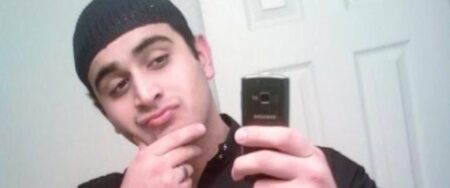 +صور:تقبيل رجلين لبعضهما البعض وراء تنفيذ مجرزة ملهى المثليين
