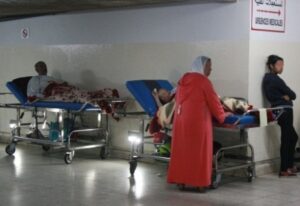 استنفار كبير بقسم المستعجلات سببه زوجة مسؤول رفيع المستوى، والأخيرة تصف العاملين بـ”لشفارة”