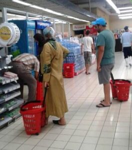 +صورة: فنان مشهور يعطي درسا لدنيا بوطازوت بعد “نطحة” خولة، وفايسبوكيون ينوهون: