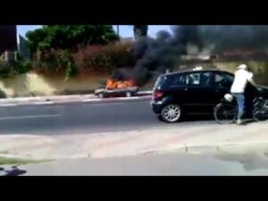 (+فيديو)النيران تلتهم سيارة وسط شارع بأكادير وسط