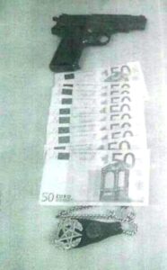 اعتقال أخطر جمركي مزيف بأكادير ينصب على الضحايا باستعمال مسدس وشارة معدنية شبيهة بالشارات الرسمية