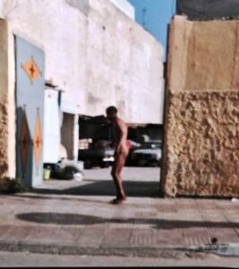 (+صورة): شخص عاري كما خلقه الله وسط الشارع العام بالدشيرة..