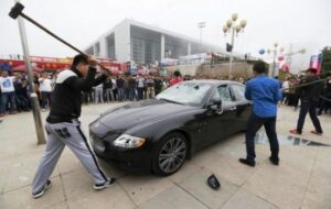 نجاة قائد من الموت بعد احتجازه وتحطيم سيارته من طرف سلاليين