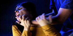 مأساة: مقتل طفلة اختناقا بجورب لف حول عنقها، و”معلمة” في قفص الإتهام