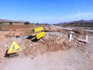 (+صور).تارودانت: مواطنون متدمرون من طريق استثنائية في كل شئ، ومطالب بالتدخل العاجل للإصلاح.