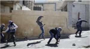 بسبب الحراسة المشددة: تلاميذ يرشقون إعداديتهم،وآخر يهاجم زملائه ب:”الكروموجين”