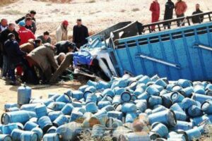 عاااجل: انقلاب شاحنة لنقل قنينات الغاز بأيت ملول
