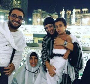 الفنانة المغربية أسماء لمنور تظهر بالحجاب، وهذا تعليقها على الصورة: