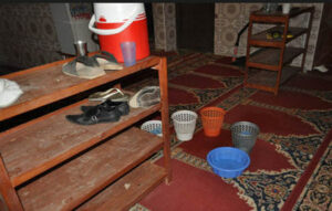 مختل عقلي يطعن مصلين بسكين أثناء تأديتهم صلاة التراويح.