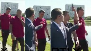 (+فيديو).رونالدو يرمي ميكروفون صحافي في الماء حين فقد أعصابه.