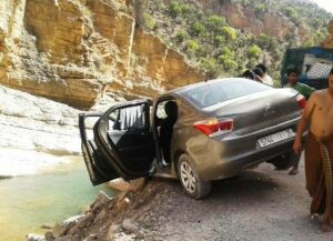 +صور معبرة:حادثة مثيرة بأكادير ينجو منها ركاب من موت محقق وسط واد في آخر لحظة.