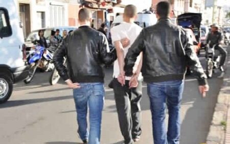 توقيف شخص بالداخلة يشتبه في ارتكابه لجريمة الضرب والجرح باستعمال السلاح الأبيض المفضي للموت،