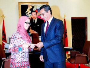 فلسطيني وسفير السلام العالمي يقدم هدية هامة للحاصلة على أول معدل في الباكالوريا المغربية