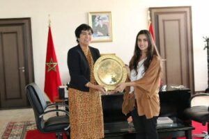والي أكادير تستقبل الطالبة الحاصلة على أعلى معدل الباكالوريا هذه السنة بجهة سوس ماسة