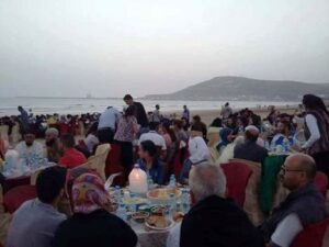جمعويون يبدعون، وينظمون  إفطارا جماعيا كبيرا لعائلات بشاطىء أكادير في أجواء أخوية .